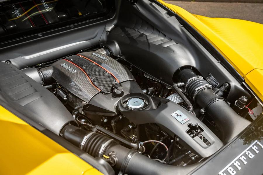 Моторный отсек Ferrari 488 Pista 2019 года  (фото 48 из 53)